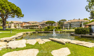 Apartamentos de lujo atemporales en venta con vistas al mar en la Milla de Oro, entre Puerto Banús y Marbella 22544 