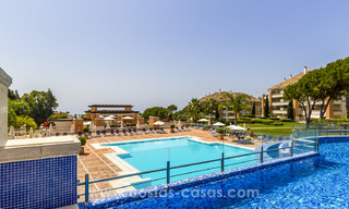 Apartamentos de lujo atemporales en venta con vistas al mar en la Milla de Oro, entre Puerto Banús y Marbella 22546 