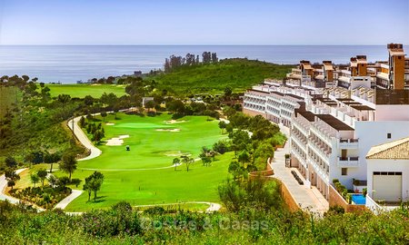 Venta de apartamentos en primera línea de golf en un complejo vacacional de 4 estrellas con vistas al mar, al campo de golf o a la montaña - Estepona - Costa del Sol 9913