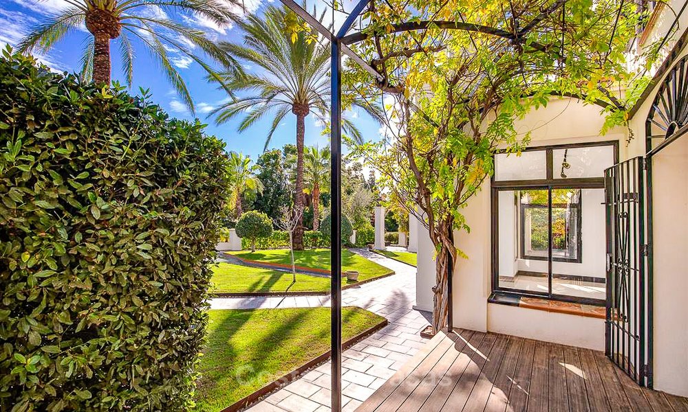 Villa palaciega de estilo mediterráneo en venta en una prestigiosa zona residencial junto a la playa, Guadalmina Baja, Marbella. 9971