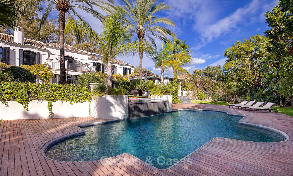 Villa palaciega de estilo mediterráneo en venta en una prestigiosa zona residencial junto a la playa, Guadalmina Baja, Marbella. 9973