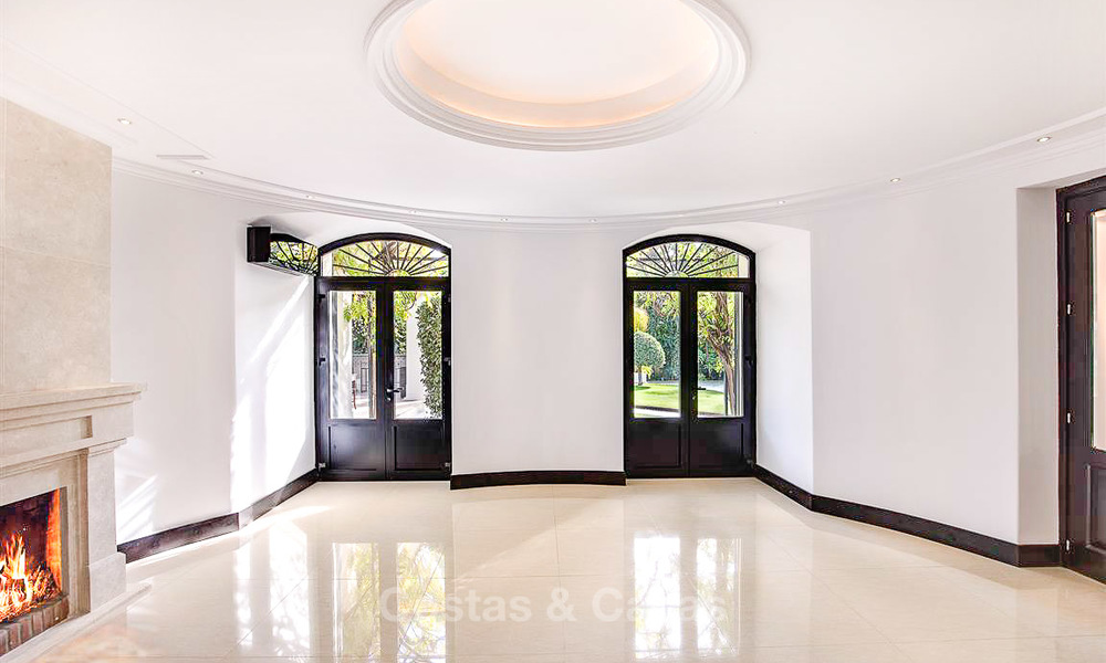 Villa palaciega de estilo mediterráneo en venta en una prestigiosa zona residencial junto a la playa, Guadalmina Baja, Marbella. 9978