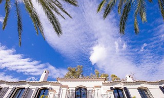 Villa palaciega de estilo mediterráneo en venta en una prestigiosa zona residencial junto a la playa, Guadalmina Baja, Marbella. 9990 