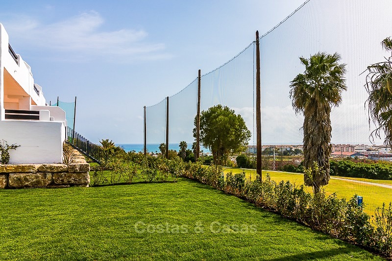 Nuevos apartamentos en primera línea de golf en venta, listos para mudarse, con vistas al mar y a pie de playa – Casares – Costa del Sol 10851 