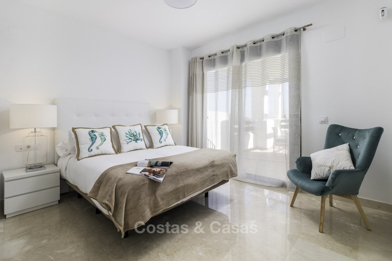 Nuevos apartamentos en primera línea de golf en venta, listos para mudarse, con vistas al mar y a pie de playa – Casares – Costa del Sol 11122 