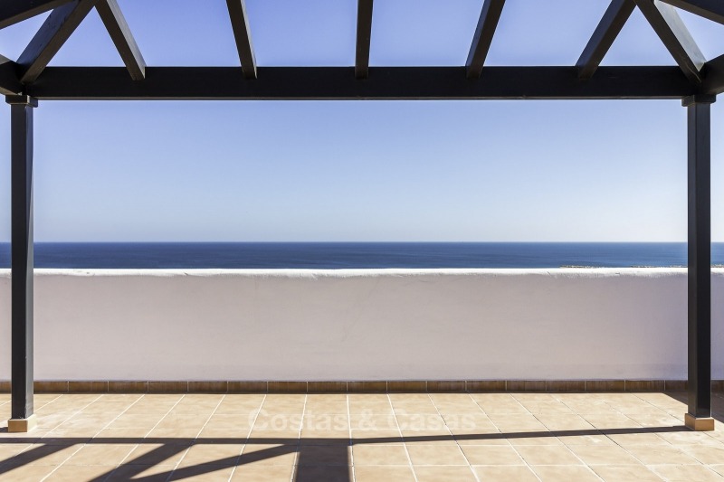 Nuevos apartamentos en primera línea de golf en venta, listos para mudarse, con vistas al mar y a pie de playa – Casares – Costa del Sol 11128 