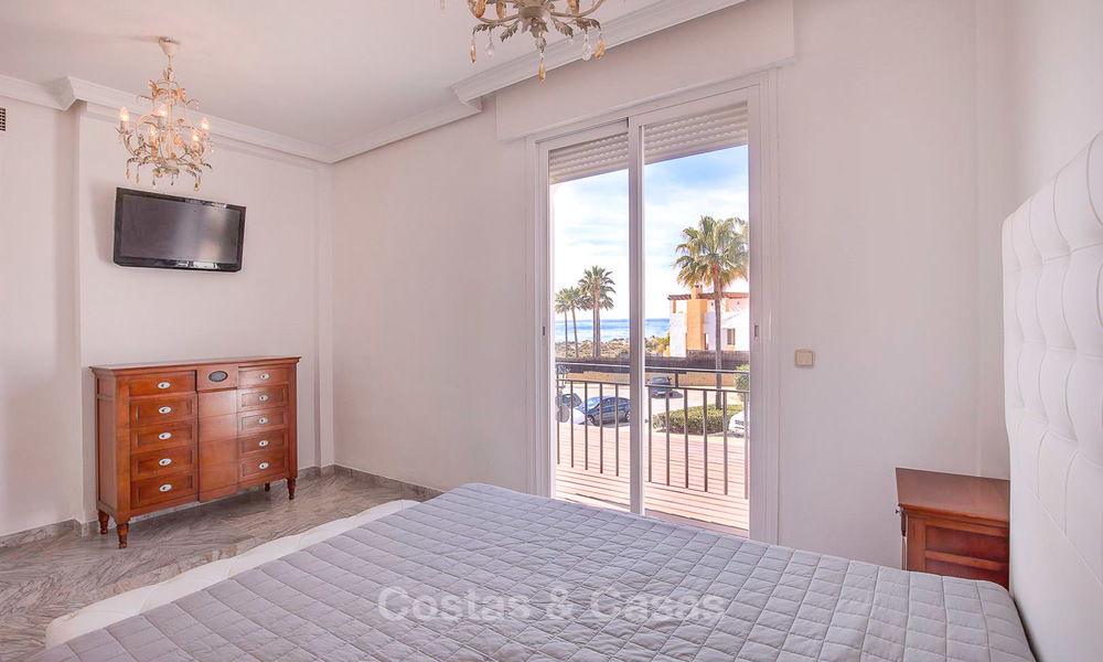 Amplio chalet adosado con magníficas vistas al mar en venta, en un prestigioso complejo frente a la playa - Este de Marbella 10046