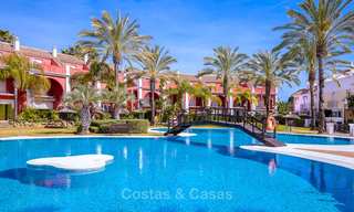 Amplio chalet adosado con magníficas vistas al mar en venta, en un prestigioso complejo frente a la playa - Este de Marbella 10055 