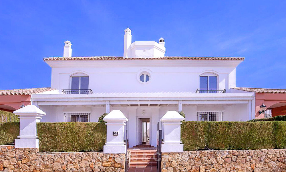 Amplio chalet adosado con magníficas vistas al mar en venta, en un prestigioso complejo frente a la playa - Este de Marbella 10072