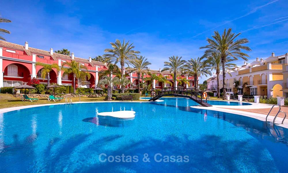Amplio chalet adosado con magníficas vistas al mar en venta, en un prestigioso complejo frente a la playa - Este de Marbella 10065