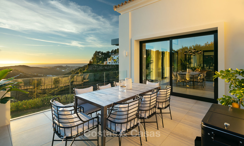 Magnífica villa totalmente reformada con magníficas vistas al mar en venta en El Madroñal - Benahavis - Marbella 10074