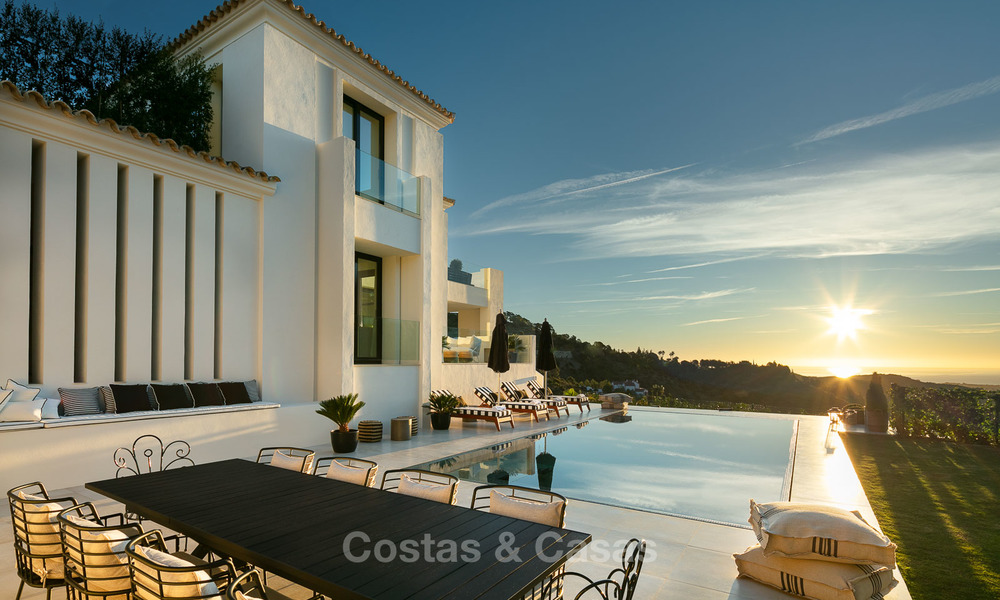 Magnífica villa totalmente reformada con magníficas vistas al mar en venta en El Madroñal - Benahavis - Marbella 10075