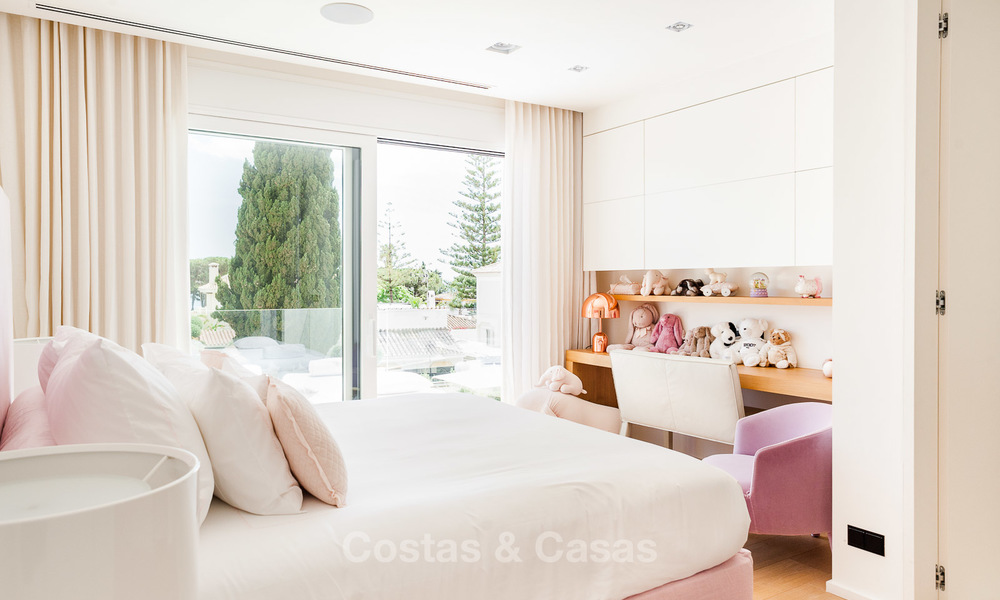 Excepcional villa de playa totalmente renovada en venta en la prestigiosa Milla de Oro – Marbella. 10127