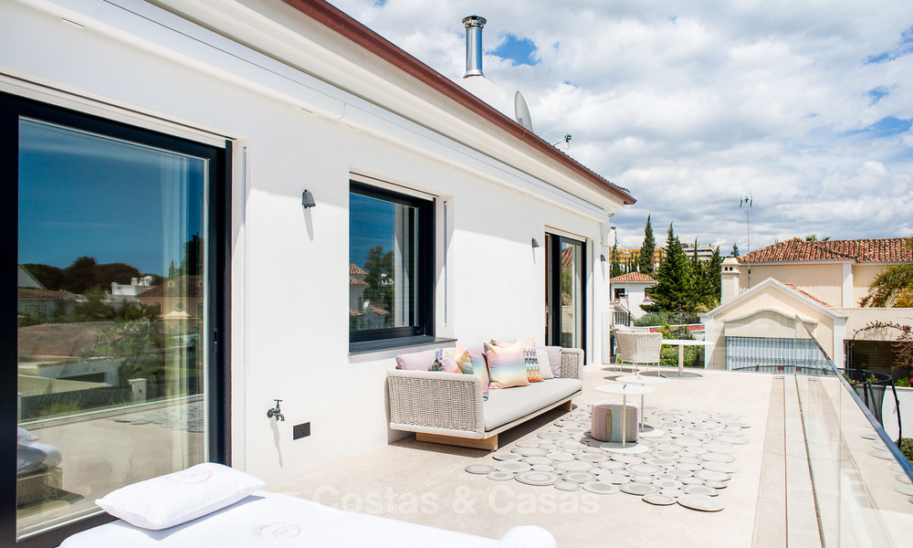 Excepcional villa de playa totalmente renovada en venta en la prestigiosa Milla de Oro – Marbella. 10129