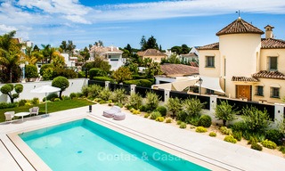 Excepcional villa de playa totalmente renovada en venta en la prestigiosa Milla de Oro – Marbella. 10131 