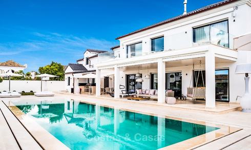 Excepcional villa de playa totalmente renovada en venta en la prestigiosa Milla de Oro – Marbella. 10137