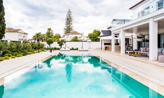 Excepcional villa de playa totalmente renovada en venta en la prestigiosa Milla de Oro – Marbella. 10139 