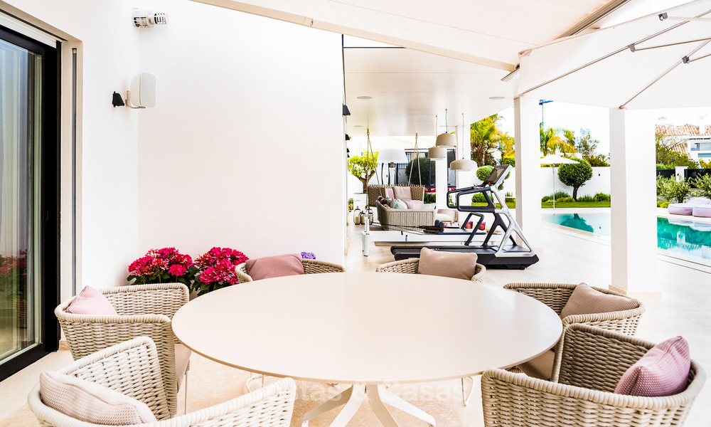 Excepcional villa de playa totalmente renovada en venta en la prestigiosa Milla de Oro – Marbella. 10144