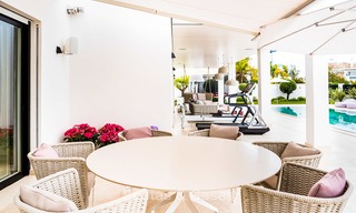 Excepcional villa de playa totalmente renovada en venta en la prestigiosa Milla de Oro – Marbella. 10144 