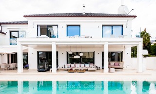 Excepcional villa de playa totalmente renovada en venta en la prestigiosa Milla de Oro – Marbella. 10161 
