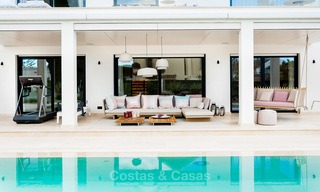 Excepcional villa de playa totalmente renovada en venta en la prestigiosa Milla de Oro – Marbella. 10162 