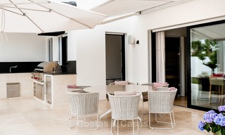 Excepcional villa de playa totalmente renovada en venta en la prestigiosa Milla de Oro – Marbella. 10165 