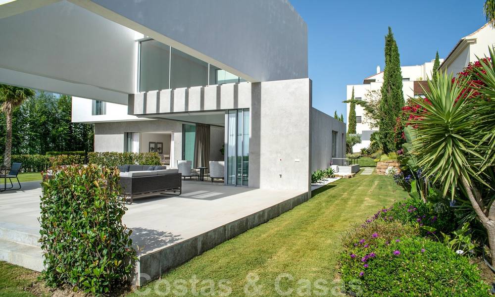 Villa de lujo contemporánea a estrenar con vistas panorámicas al mar en venta, en un exclusivo resort de golf en Benahavis - Marbella 26525