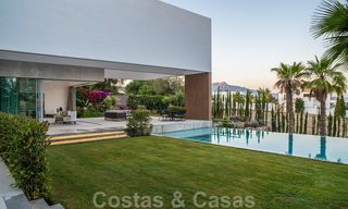 Villa de lujo contemporánea a estrenar con vistas panorámicas al mar en venta, en un exclusivo resort de golf en Benahavis - Marbella 26548 