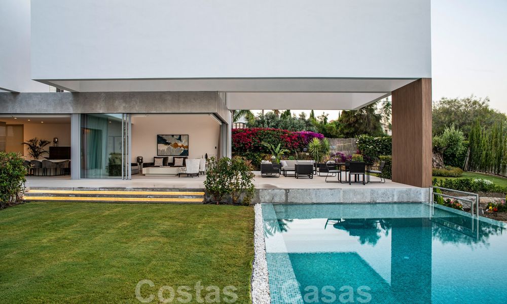 Villa de lujo contemporánea a estrenar con vistas panorámicas al mar en venta, en un exclusivo resort de golf en Benahavis - Marbella 26549