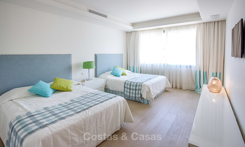 Espectacular apartamento dúplex en primera línea de playa en venta, en un extraordinario complejo - Puerto Banús - Marbella 10215