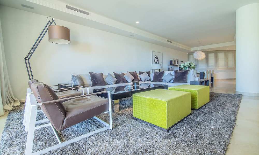 Espectacular apartamento dúplex en primera línea de playa en venta, en un extraordinario complejo - Puerto Banús - Marbella 10218