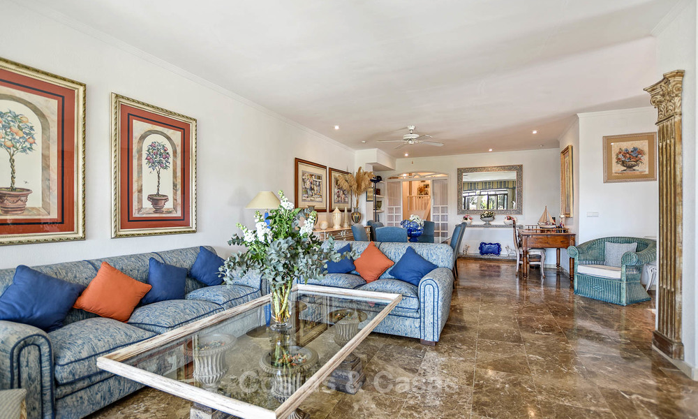 Encantador apartamento dúplex en planta baja muy espacioso en venta, primera línea de playa – Cabopino - Este de Marbella 10228