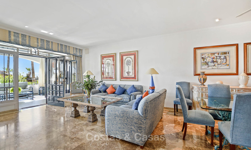 Encantador apartamento dúplex en planta baja muy espacioso en venta, primera línea de playa – Cabopino - Este de Marbella 10229