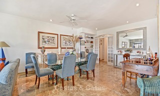 Encantador apartamento dúplex en planta baja muy espacioso en venta, primera línea de playa – Cabopino - Este de Marbella 10230 