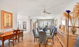 Encantador apartamento dúplex en planta baja muy espacioso en venta, primera línea de playa – Cabopino - Este de Marbella 10231 