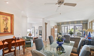 Encantador apartamento dúplex en planta baja muy espacioso en venta, primera línea de playa – Cabopino - Este de Marbella 10232 