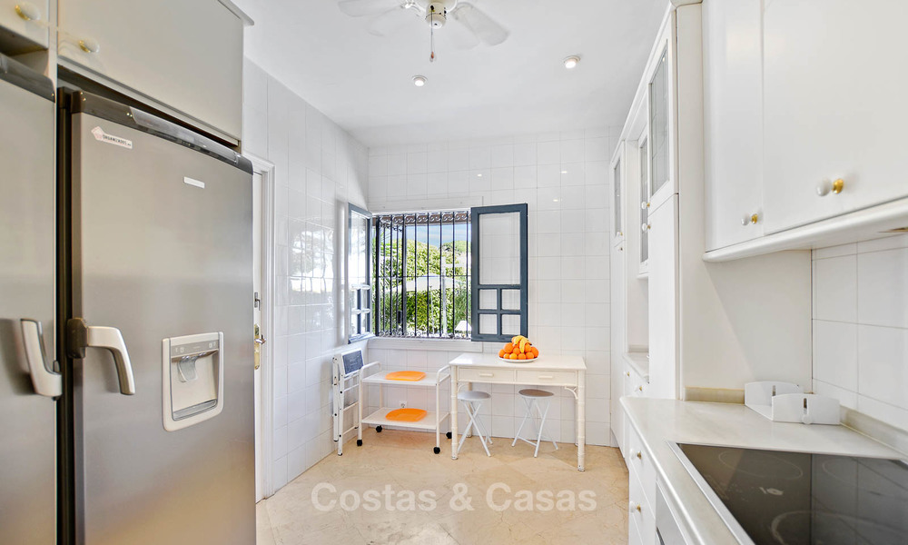 Encantador apartamento dúplex en planta baja muy espacioso en venta, primera línea de playa – Cabopino - Este de Marbella 10234