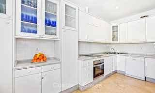 Encantador apartamento dúplex en planta baja muy espacioso en venta, primera línea de playa – Cabopino - Este de Marbella 10235 