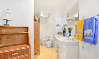 Encantador apartamento dúplex en planta baja muy espacioso en venta, primera línea de playa – Cabopino - Este de Marbella 10238 