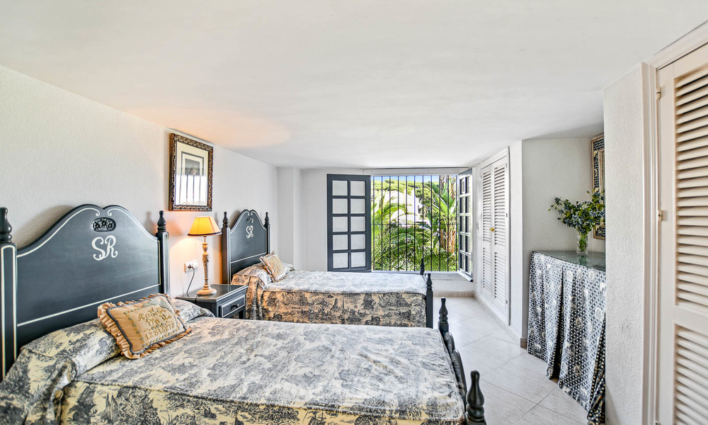Encantador apartamento dúplex en planta baja muy espacioso en venta, primera línea de playa – Cabopino - Este de Marbella 10239