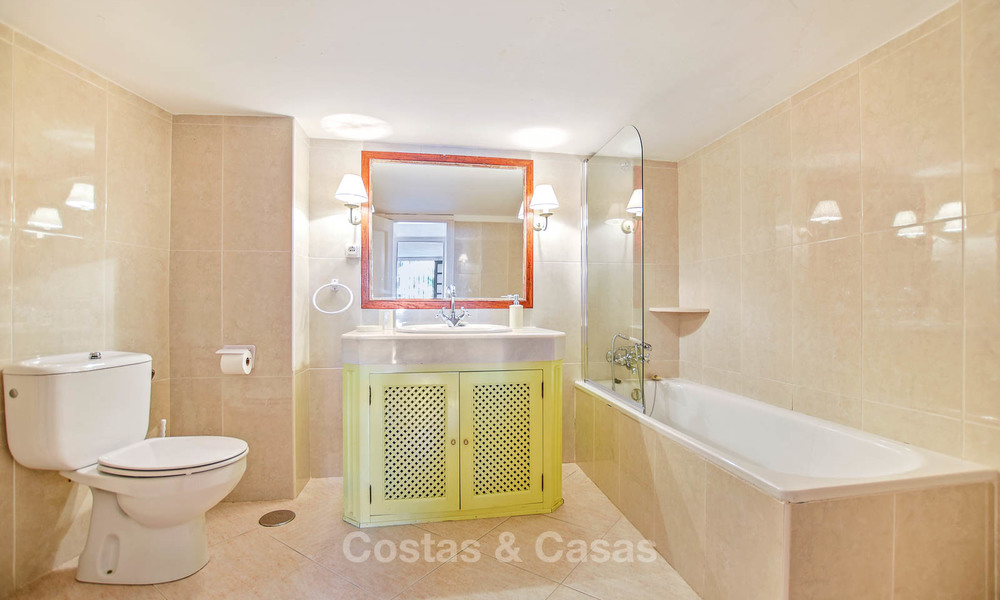 Encantador apartamento dúplex en planta baja muy espacioso en venta, primera línea de playa – Cabopino - Este de Marbella 10240