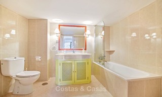 Encantador apartamento dúplex en planta baja muy espacioso en venta, primera línea de playa – Cabopino - Este de Marbella 10240 