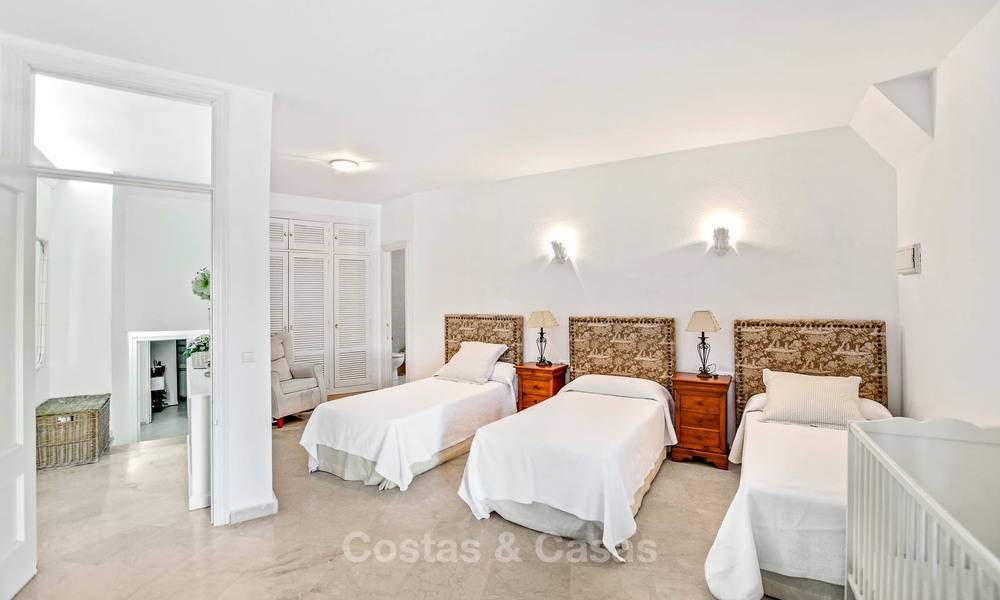 Encantador apartamento dúplex en planta baja muy espacioso en venta, primera línea de playa – Cabopino - Este de Marbella 10243
