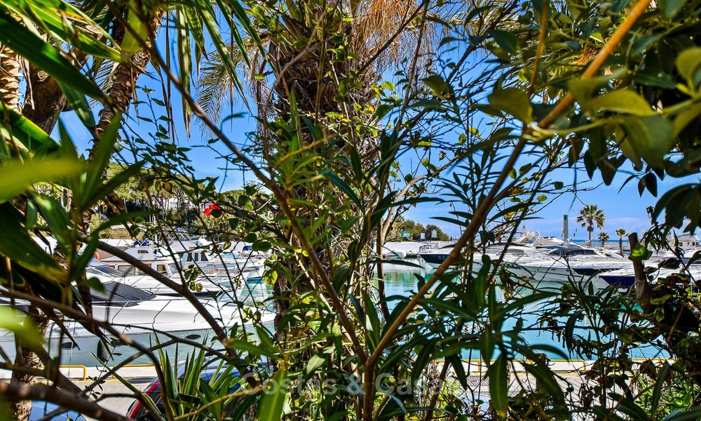 Encantador apartamento dúplex en planta baja muy espacioso en venta, primera línea de playa – Cabopino - Este de Marbella 10251