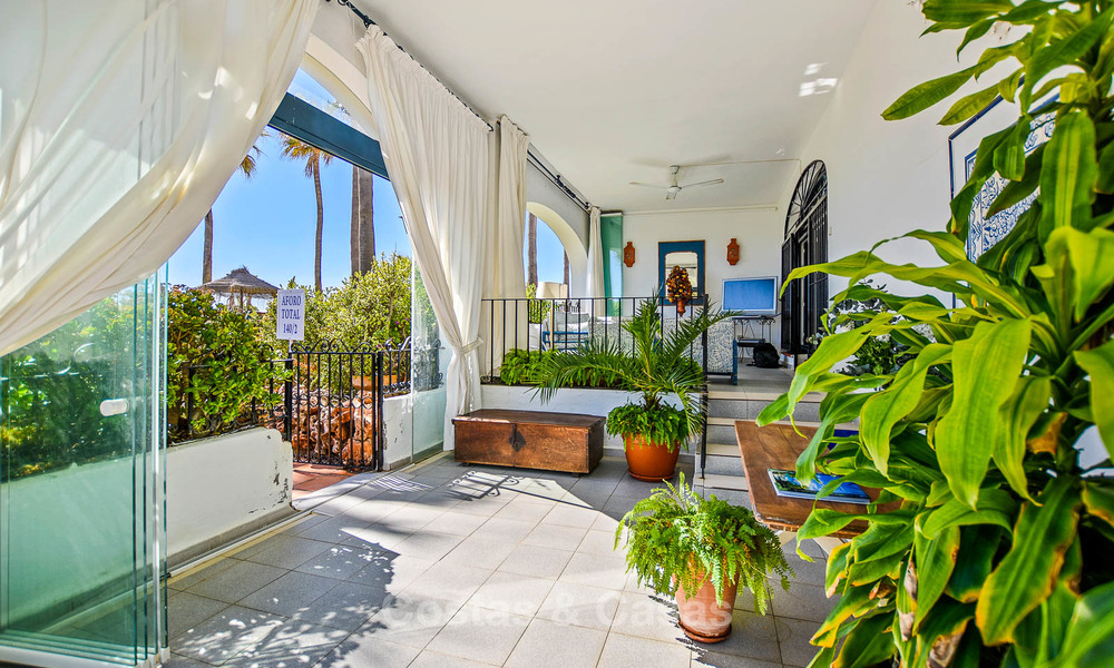 Encantador apartamento dúplex en planta baja muy espacioso en venta, primera línea de playa – Cabopino - Este de Marbella 10254