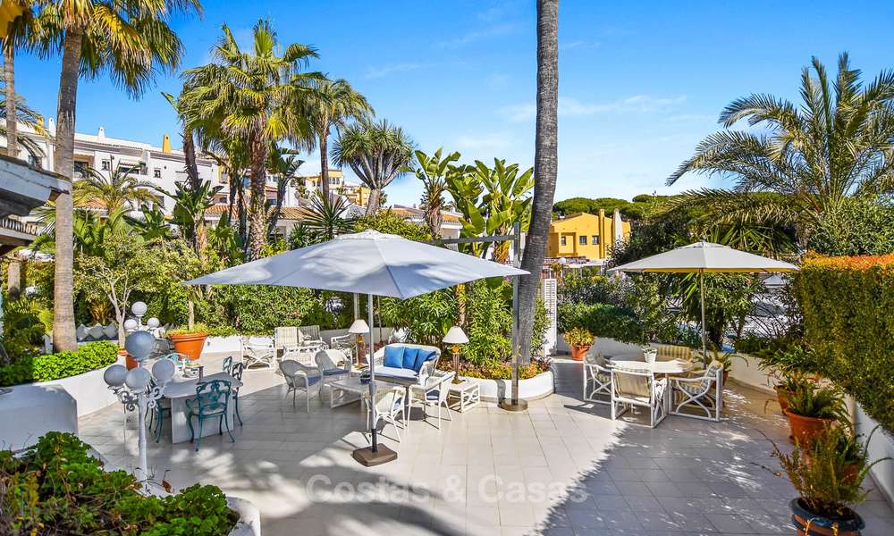Encantador apartamento dúplex en planta baja muy espacioso en venta, primera línea de playa – Cabopino - Este de Marbella 10255