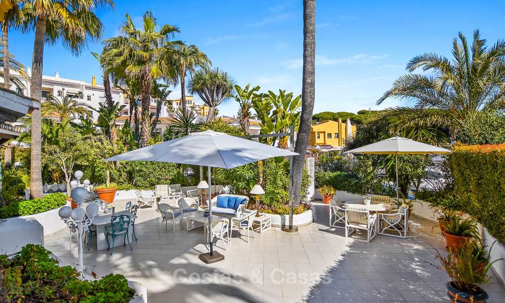 Encantador apartamento dúplex en planta baja muy espacioso en venta, primera línea de playa – Cabopino - Este de Marbella 10255