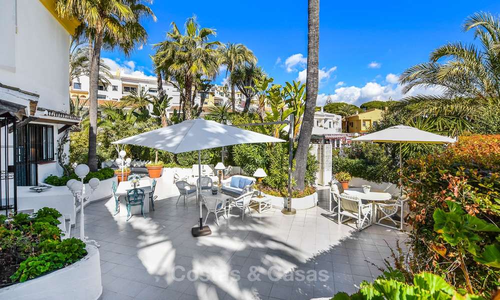 Encantador apartamento dúplex en planta baja muy espacioso en venta, primera línea de playa – Cabopino - Este de Marbella 10261
