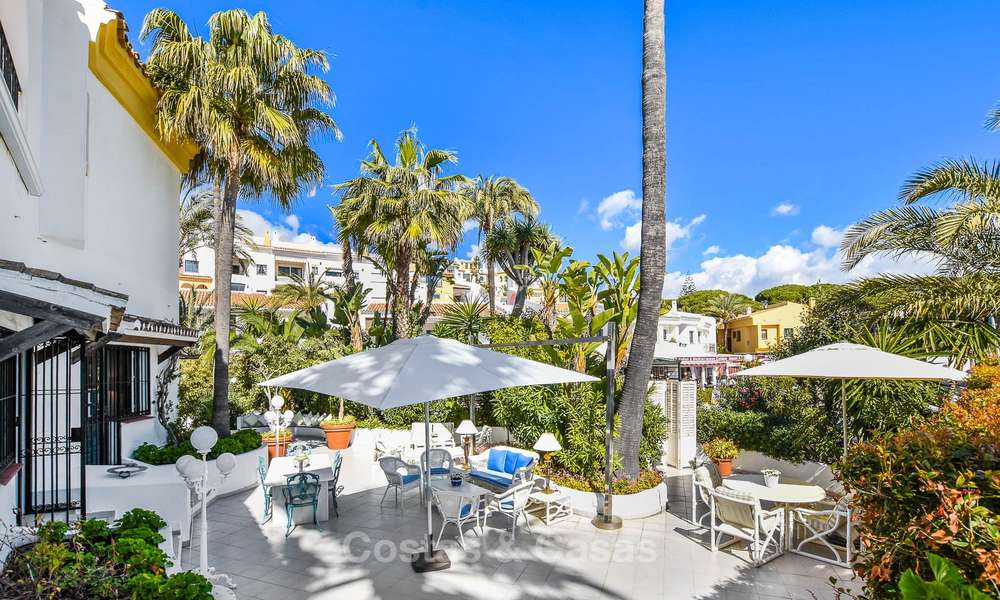 Encantador apartamento dúplex en planta baja muy espacioso en venta, primera línea de playa – Cabopino - Este de Marbella 10262