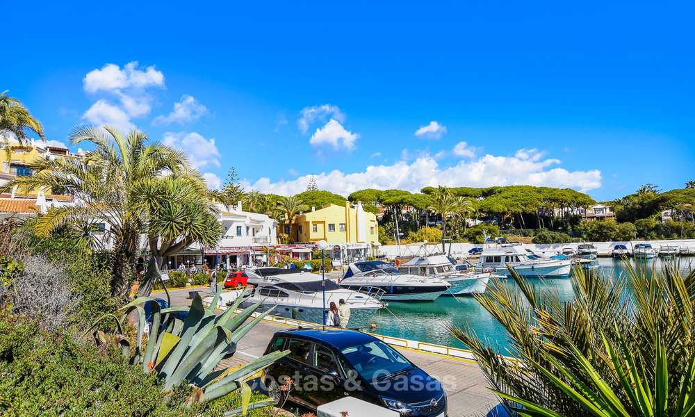 Encantador apartamento dúplex en planta baja muy espacioso en venta, primera línea de playa – Cabopino - Este de Marbella 10263